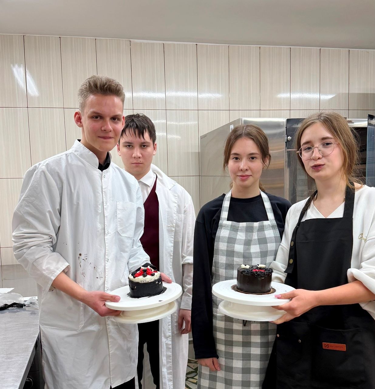Представьте: вместо скучных уроков — приготовление ароматных десертов, вместо тетрадей — кондитерские инструменты, а учитель — настоящий мастер-пекарь Представьте: вместо скучных уроков — приготовление ароматных десертов, вместо тетрадей — кондитерские инструменты, а учитель — настоящий мастер-пекарь