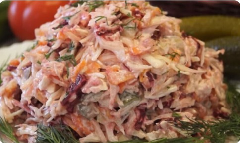 Новый взгляд на привычные ингредиенты: бюджетный салат для любого стола