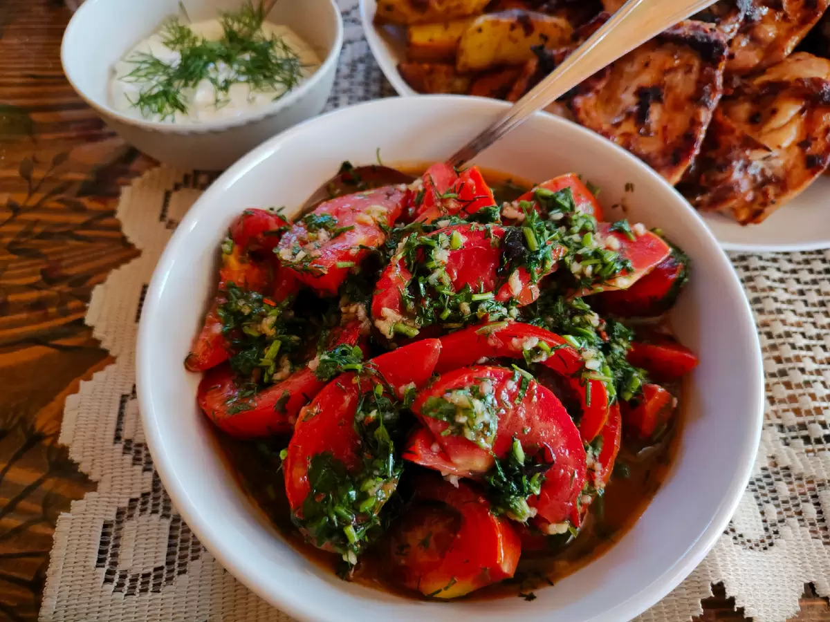 Пикантные помидоры: идеальная закуска для шашлыка