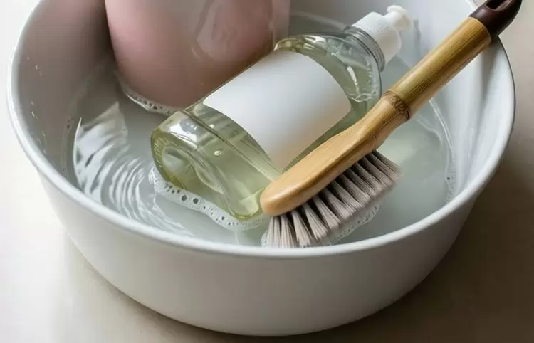 Причины чистки горшков и влияние на здоровье растений