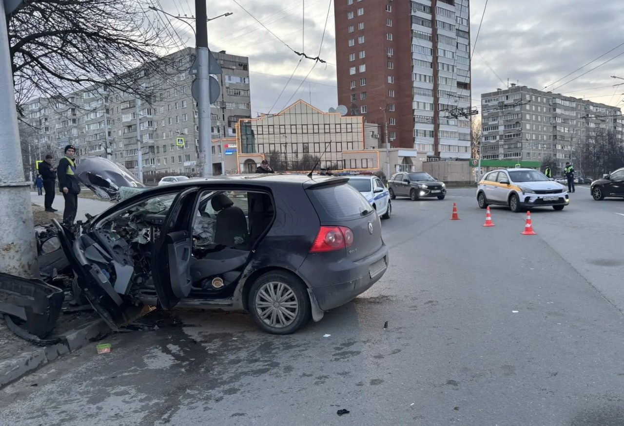 В Чебоксарах устанавливаются обстоятельства ДТП, в котором пострадали 2 человека В Чебоксарах устанавливаются обстоятельства ДТП, в котором пострадали 2 человека
