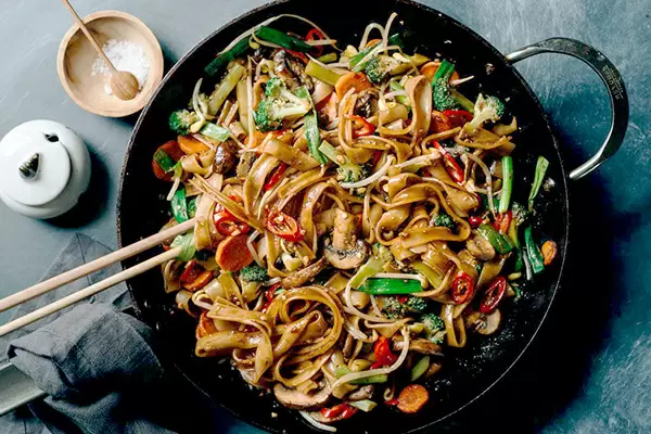 Веганское волшебство: Чао Хэ Фэнь с овощами за полчаса