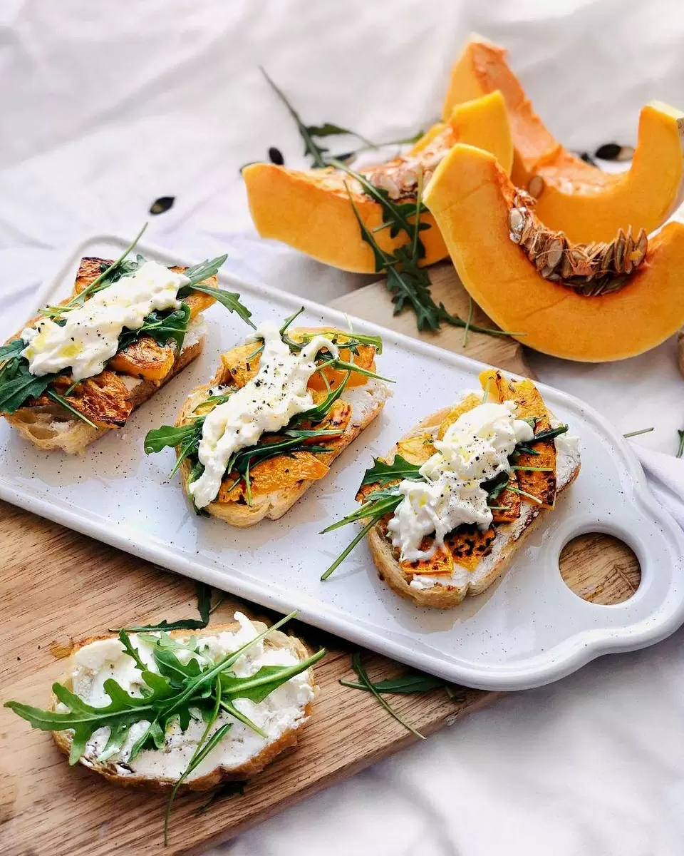 Тосты с кремовым сыром и запечённой тыквой