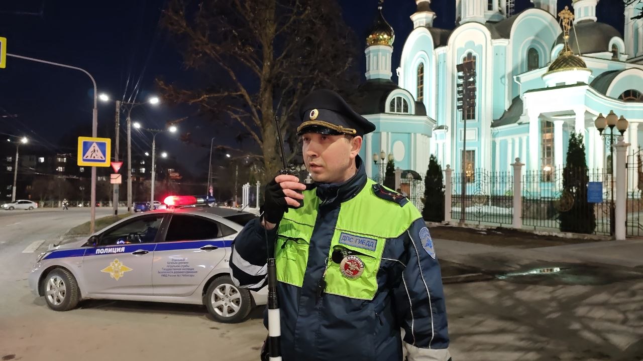 Сотрудники МВД по Чувашской Республике обеспечили охрану общественного порядка и безопасность во время празднования православной Пасхи Сотрудники МВД по Чувашской Республике обеспечили охрану общественного порядка и безопасность во время празднования православной Пасхи