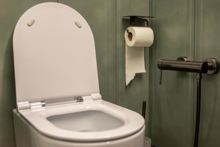 Почему унитаз не друг для мусора: предупреждение сантехника