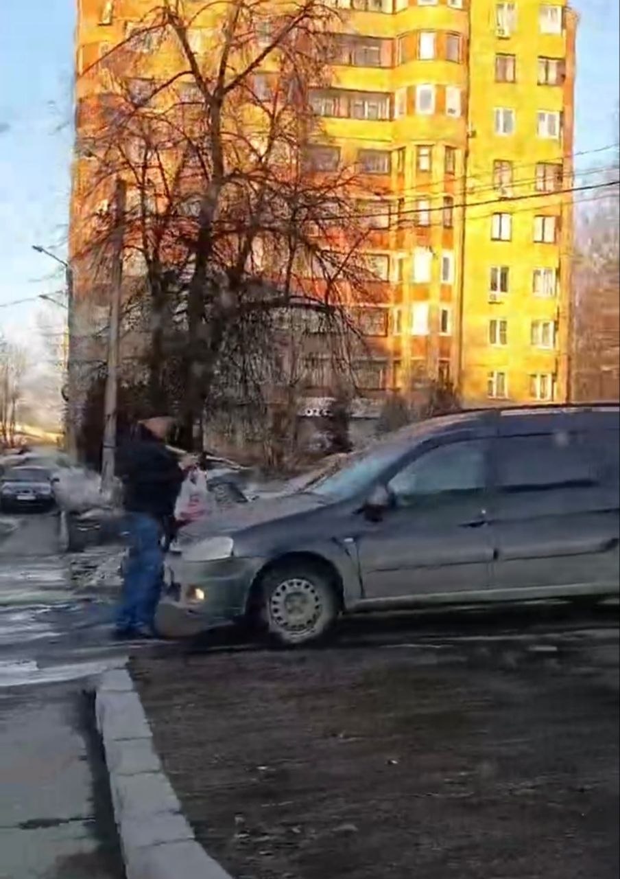 В Чебоксарах полицейские провели проверку по материалу из СМИ и привлекли к ответственности водителя «Ларгуса» за движение по пешеходной дорожке