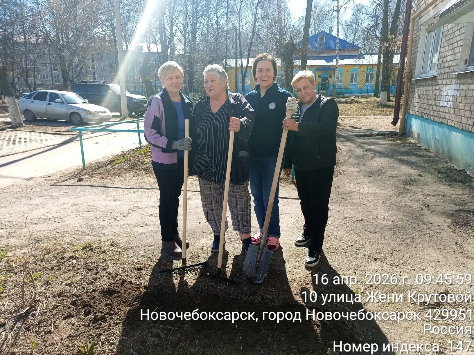 УК активно проводят субботники во дворах УК активно проводят субботники во дворах