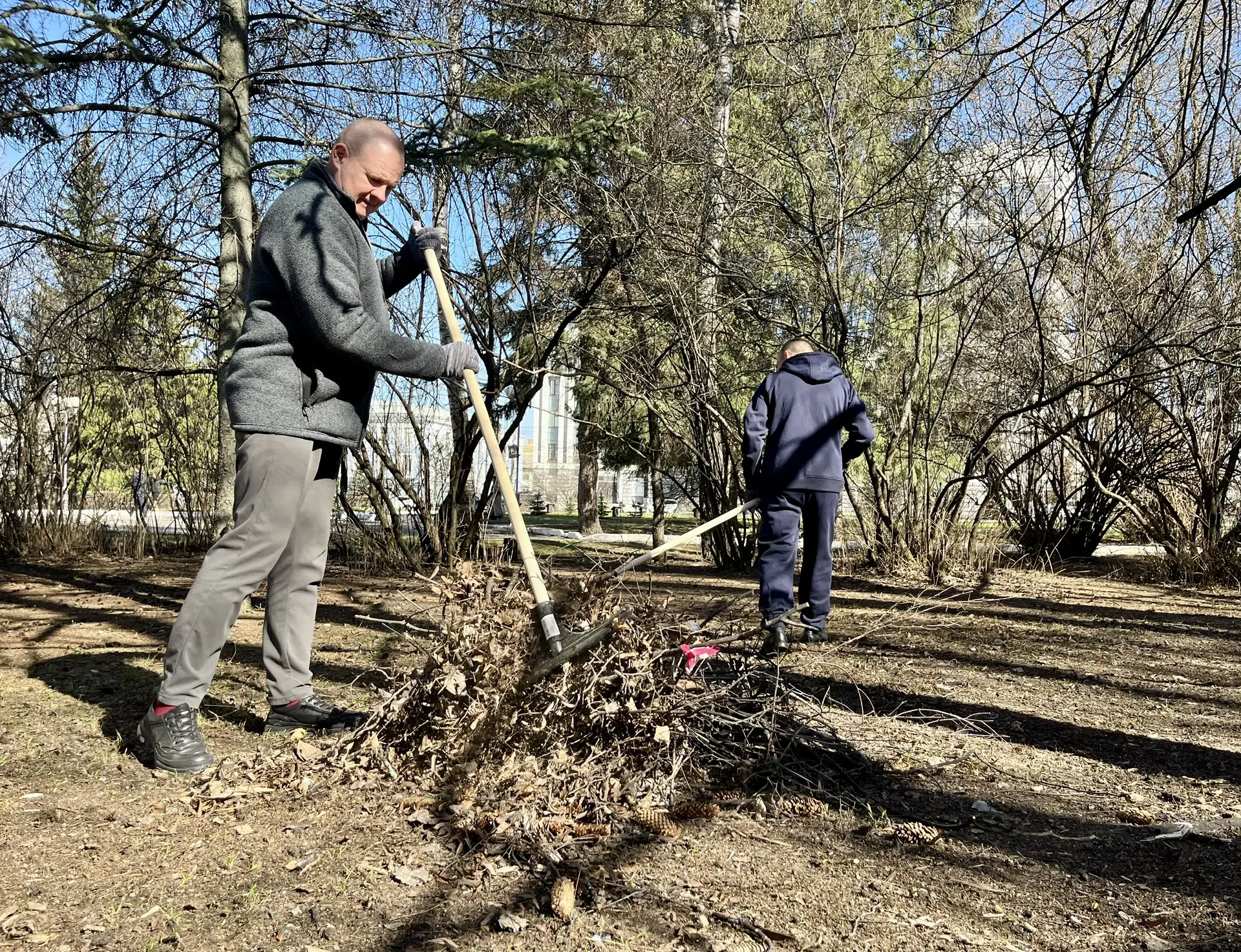 Как приятно видеть по пути на работу или из окон своего кабинета чистую и ухоженную территорию - подумали сотрудники прокуратуры Чувашии и, не откладывая решение этого вопроса в "долгий ящик", оперативно собрались на... Как приятно видеть по пути на работу или из окон своего кабинета чистую и ухоженную территорию - подумали сотрудники прокуратуры Чувашии и, не откладывая решение этого вопроса в "долгий ящик", оперативно собрались на...