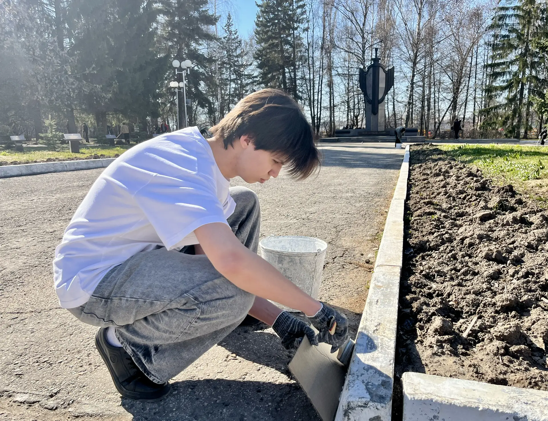 Как приятно видеть по пути на работу или из окон своего кабинета чистую и ухоженную территорию - подумали сотрудники прокуратуры Чувашии и, не откладывая решение этого вопроса в "долгий ящик", оперативно собрались на... Как приятно видеть по пути на работу или из окон своего кабинета чистую и ухоженную территорию - подумали сотрудники прокуратуры Чувашии и, не откладывая решение этого вопроса в "долгий ящик", оперативно собрались на...