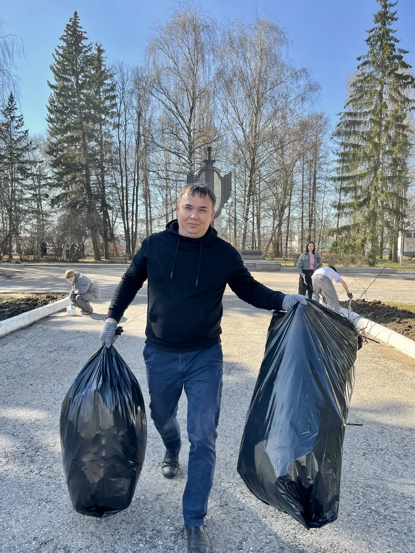 Как приятно видеть по пути на работу или из окон своего кабинета чистую и ухоженную территорию - подумали сотрудники прокуратуры Чувашии и, не откладывая решение этого вопроса в "долгий ящик", оперативно собрались на... Как приятно видеть по пути на работу или из окон своего кабинета чистую и ухоженную территорию - подумали сотрудники прокуратуры Чувашии и, не откладывая решение этого вопроса в "долгий ящик", оперативно собрались на...