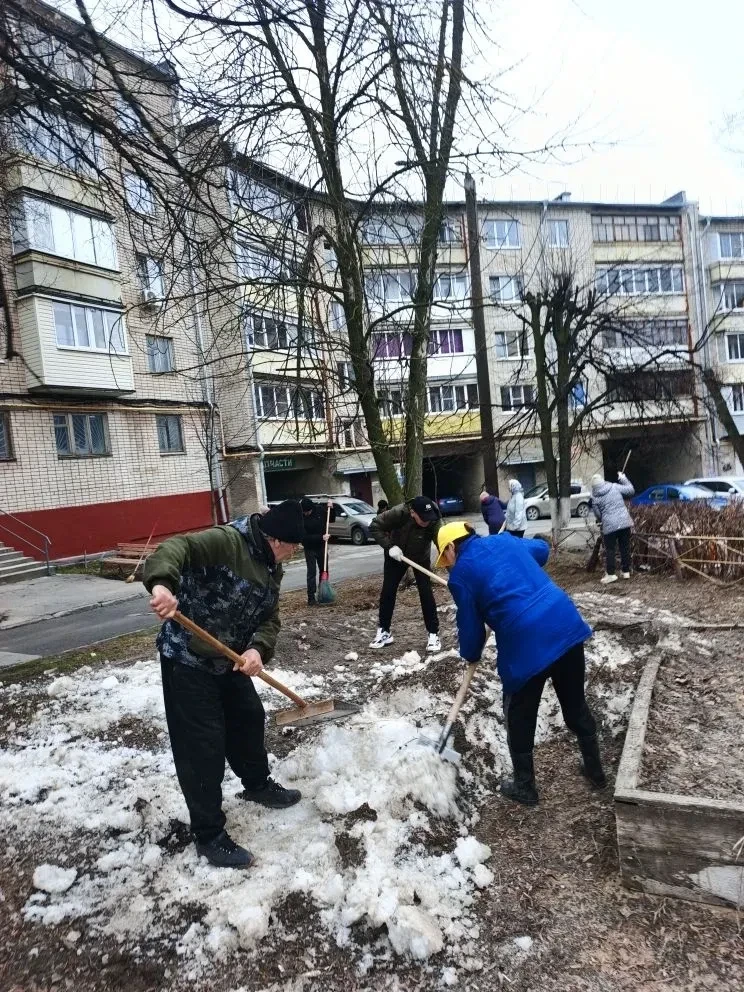 УК активно проводят субботники во дворах УК активно проводят субботники во дворах