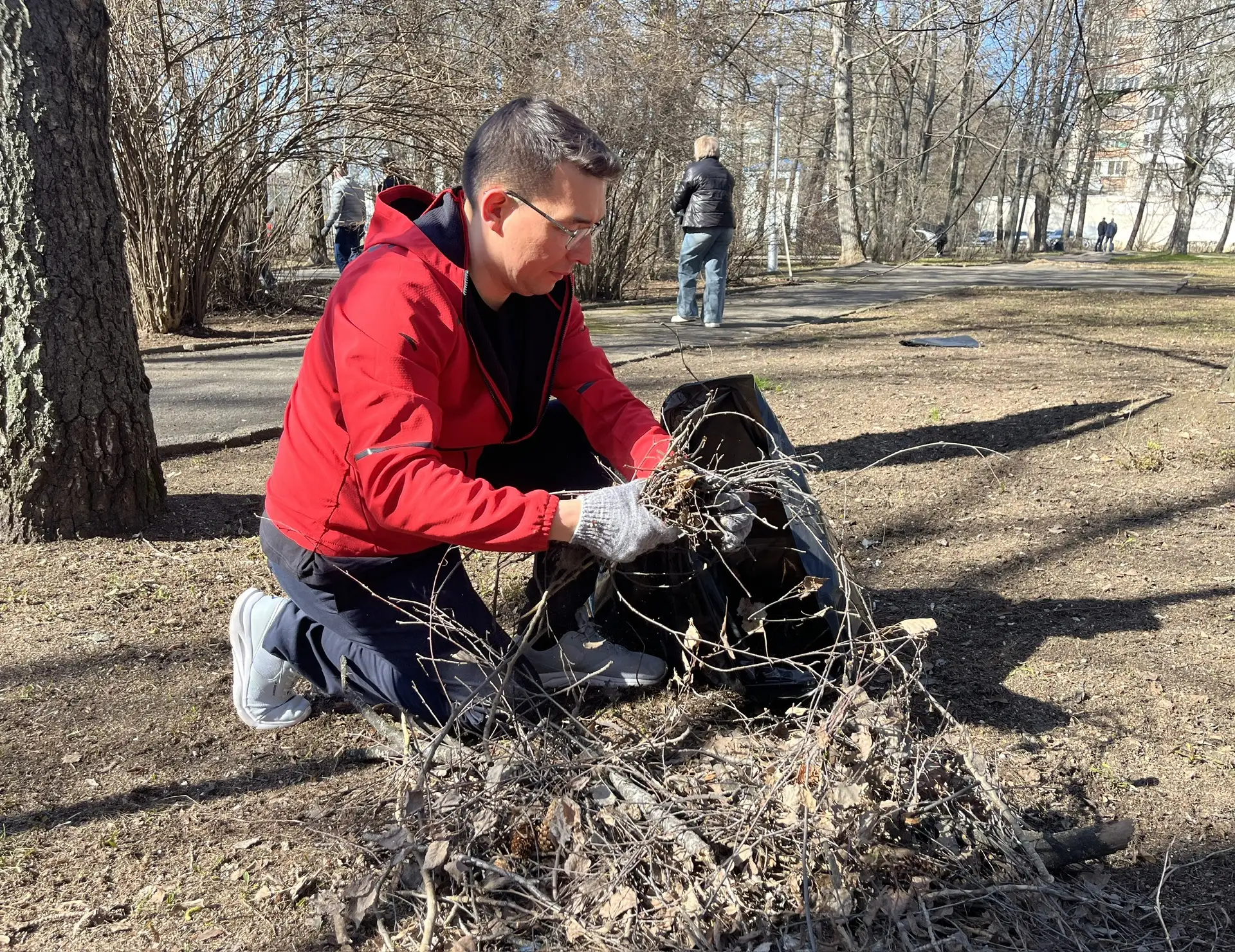 Как приятно видеть по пути на работу или из окон своего кабинета чистую и ухоженную территорию - подумали сотрудники прокуратуры Чувашии и, не откладывая решение этого вопроса в "долгий ящик", оперативно собрались на... Как приятно видеть по пути на работу или из окон своего кабинета чистую и ухоженную территорию - подумали сотрудники прокуратуры Чувашии и, не откладывая решение этого вопроса в "долгий ящик", оперативно собрались на...