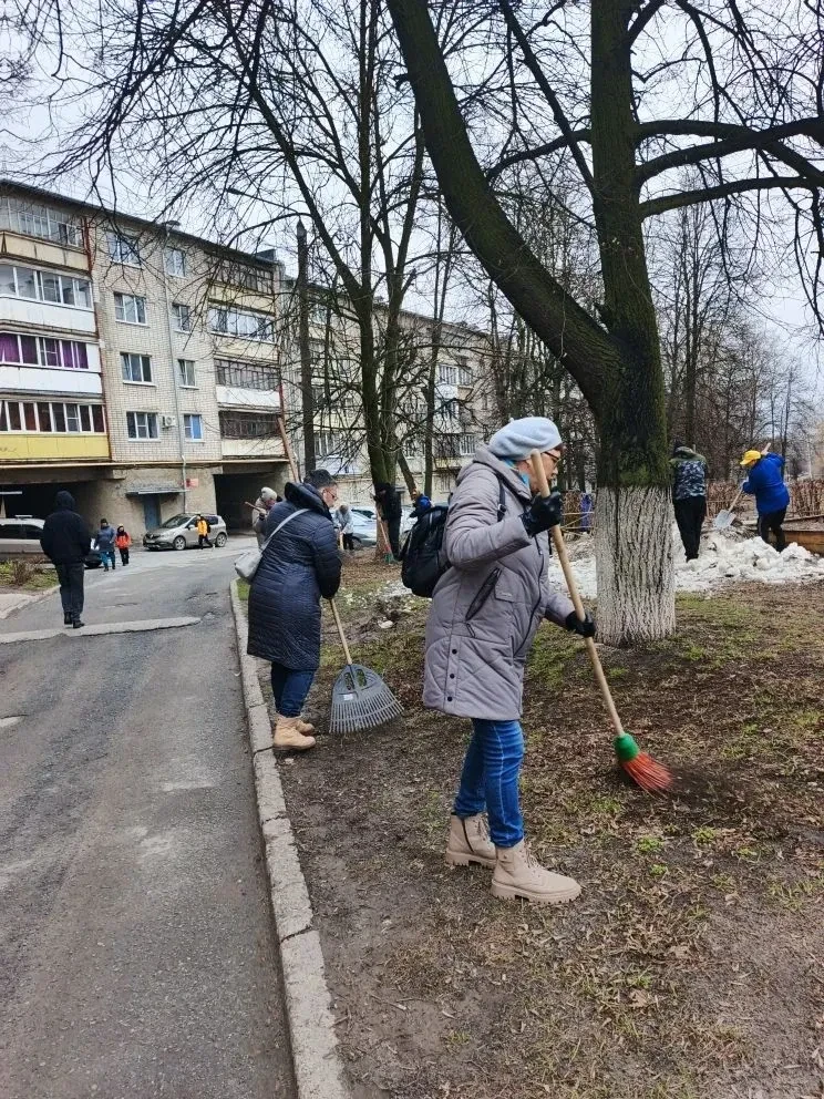 УК активно проводят субботники во дворах УК активно проводят субботники во дворах