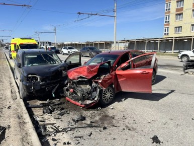 В Чебоксарах устанавливаются обстоятельства ДТП с участием трех автомашин