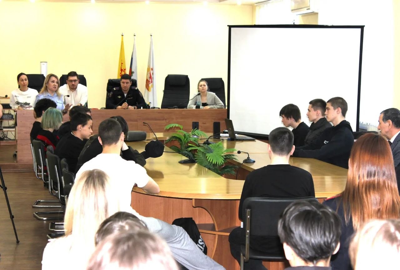 В Чебоксарах полицейские и общественники провели профилактическую акцию «Чистое поколение» для подростков