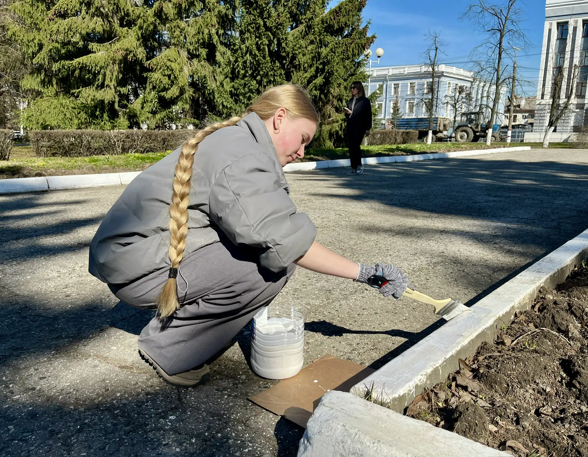 Как приятно видеть по пути на работу или из окон своего кабинета чистую и ухоженную территорию - подумали сотрудники прокуратуры Чувашии и, не откладывая решение этого вопроса в "долгий ящик", оперативно собрались на... Как приятно видеть по пути на работу или из окон своего кабинета чистую и ухоженную территорию - подумали сотрудники прокуратуры Чувашии и, не откладывая решение этого вопроса в "долгий ящик", оперативно собрались на...