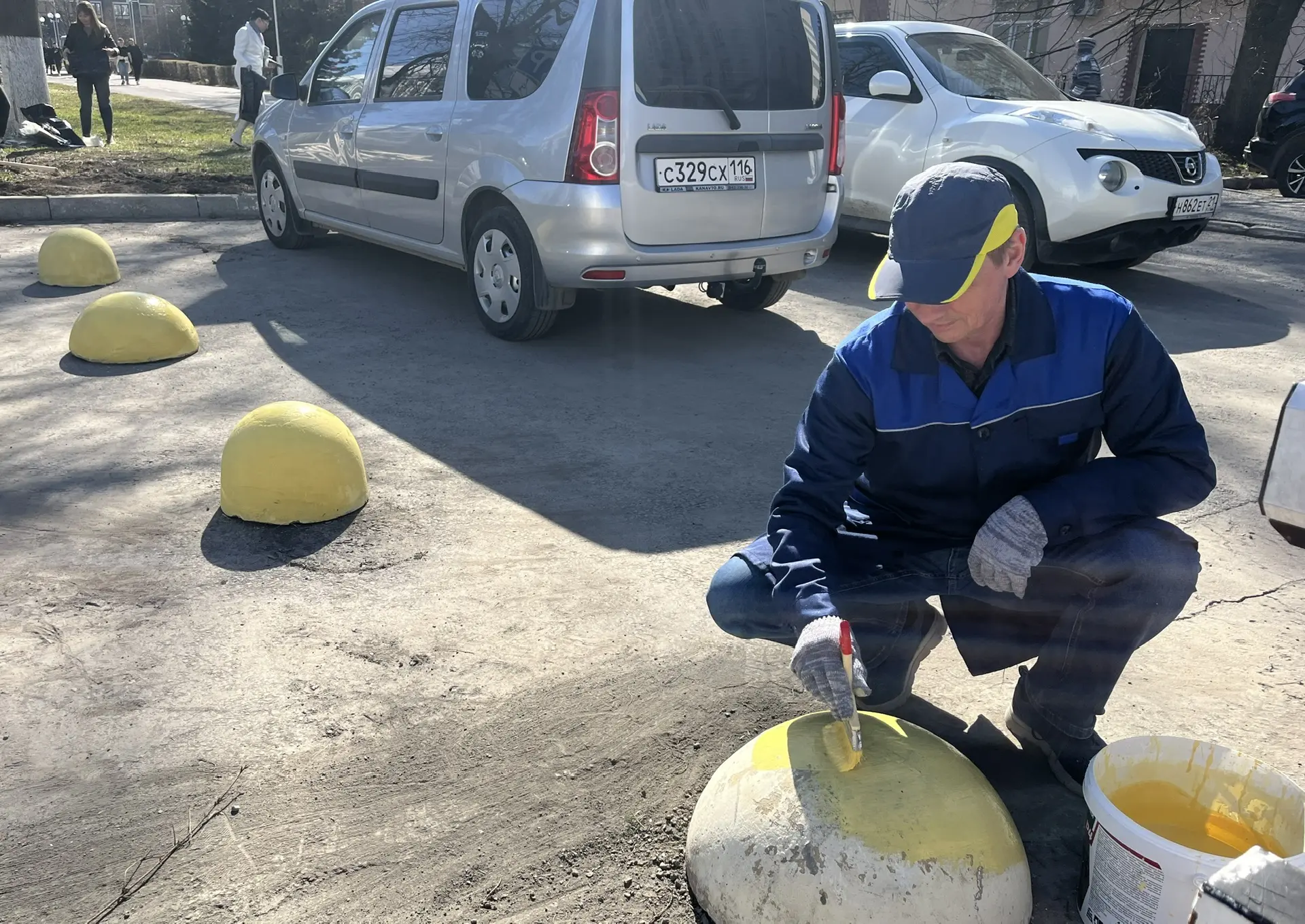 Как приятно видеть по пути на работу или из окон своего кабинета чистую и ухоженную территорию - подумали сотрудники прокуратуры Чувашии и, не откладывая решение этого вопроса в "долгий ящик", оперативно собрались на... Как приятно видеть по пути на работу или из окон своего кабинета чистую и ухоженную территорию - подумали сотрудники прокуратуры Чувашии и, не откладывая решение этого вопроса в "долгий ящик", оперативно собрались на...