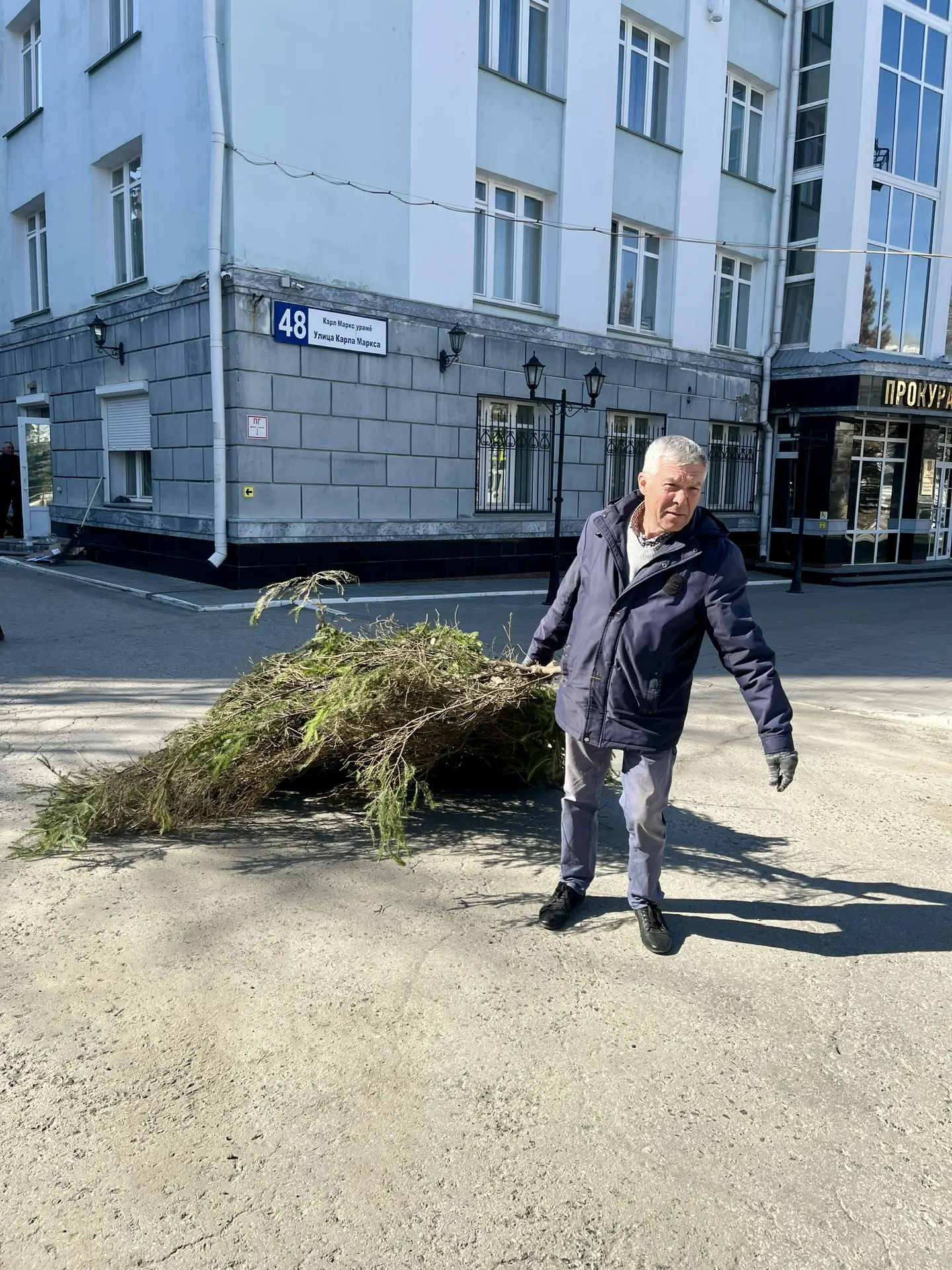 Как приятно видеть по пути на работу или из окон своего кабинета чистую и ухоженную территорию - подумали сотрудники прокуратуры Чувашии и, не откладывая решение этого вопроса в "долгий ящик", оперативно собрались на... Как приятно видеть по пути на работу или из окон своего кабинета чистую и ухоженную территорию - подумали сотрудники прокуратуры Чувашии и, не откладывая решение этого вопроса в "долгий ящик", оперативно собрались на...