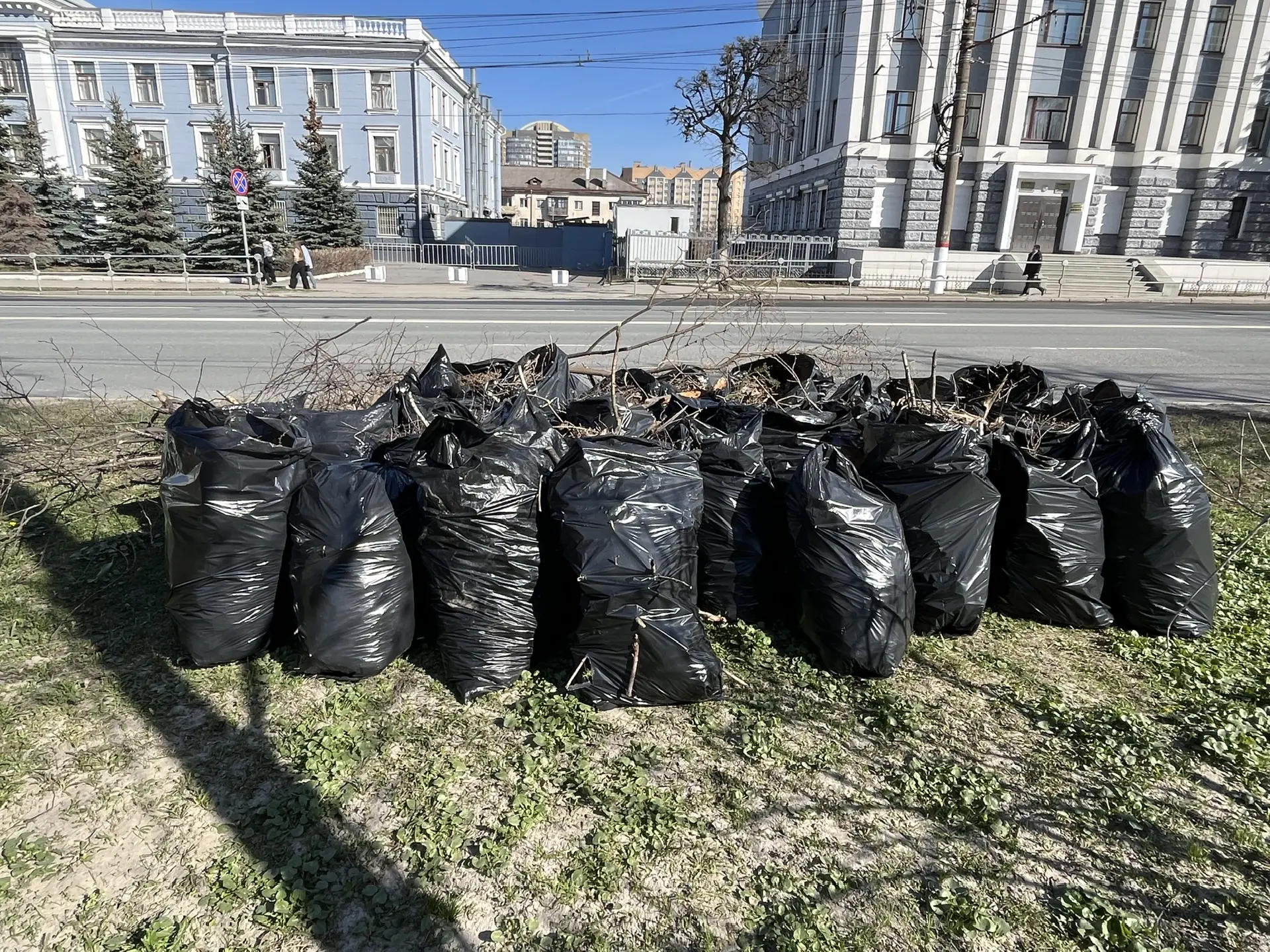 Как приятно видеть по пути на работу или из окон своего кабинета чистую и ухоженную территорию - подумали сотрудники прокуратуры Чувашии и, не откладывая решение этого вопроса в "долгий ящик", оперативно собрались на... Как приятно видеть по пути на работу или из окон своего кабинета чистую и ухоженную территорию - подумали сотрудники прокуратуры Чувашии и, не откладывая решение этого вопроса в "долгий ящик", оперативно собрались на...