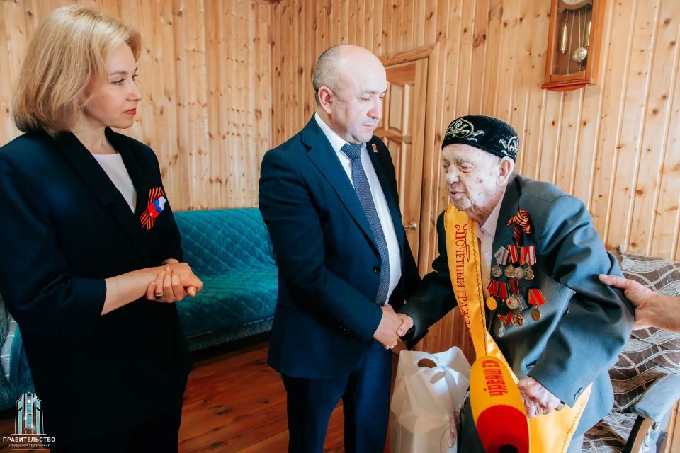 Председатель Правительства Чувашии Сергей Артамонов поздравил с Днём Победы 101-летнего участника Курской битвы Муллахази Закирова Председатель Правительства Чувашии Сергей Артамонов поздравил с Днём Победы 101-летнего участника Курской битвы Муллахази Закирова