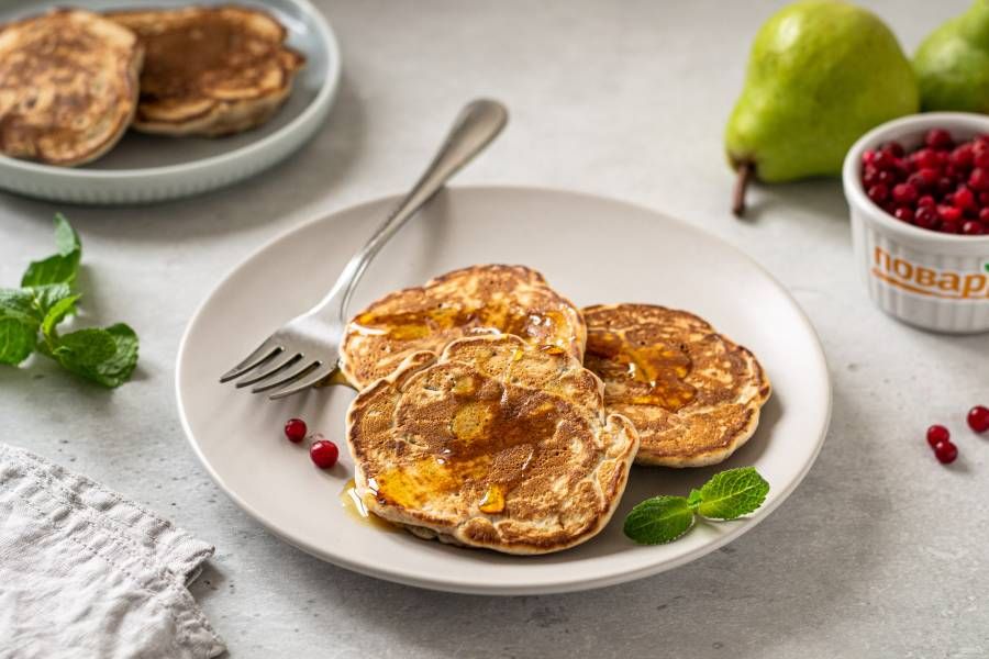 Овсяные панкейки с грушей и корицей