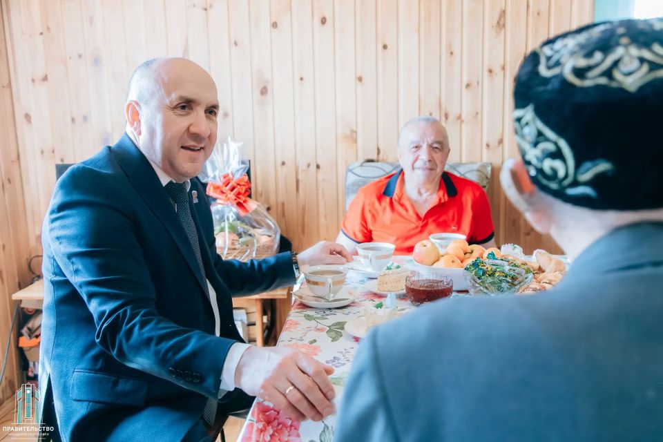 Председатель Правительства Чувашии Сергей Артамонов поздравил с Днём Победы 101-летнего участника Курской битвы Муллахази Закирова Председатель Правительства Чувашии Сергей Артамонов поздравил с Днём Победы 101-летнего участника Курской битвы Муллахази Закирова