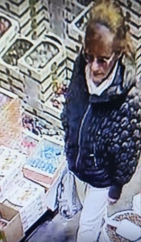 Полицейские Чебоксар устанавливают личность женщины, похитившей из кассы торговой точки более десяти тысяч рублей