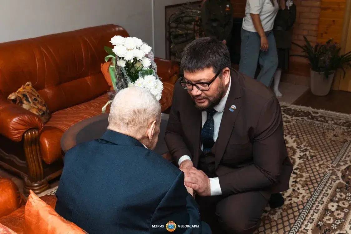 Глава города Станислав Трофимов встретился с ветераном Великой Отечественной войны Глава города Станислав Трофимов встретился с ветераном Великой Отечественной войны