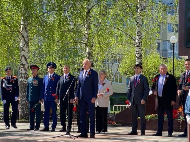 Новочебоксарцы возложили цветы к Вечному огню