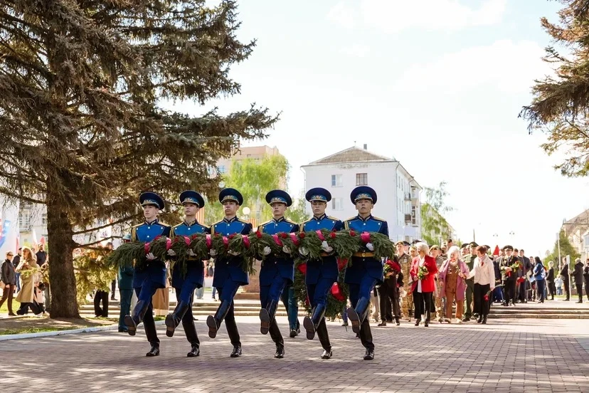 Министр по делам ГО и ЧС Сергей Павлов возложил цветы к Монументу Славы Министр по делам ГО и ЧС Сергей Павлов возложил цветы к Монументу Славы