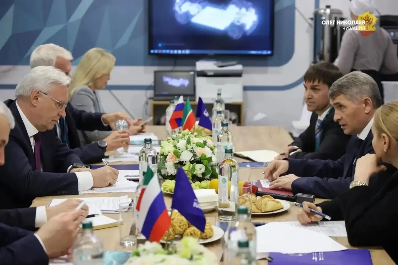 Олег Николаев: На полях KazanForum провел встречу с генеральным директором КАМАЗ Сергеем Анатольевичем Когогиным