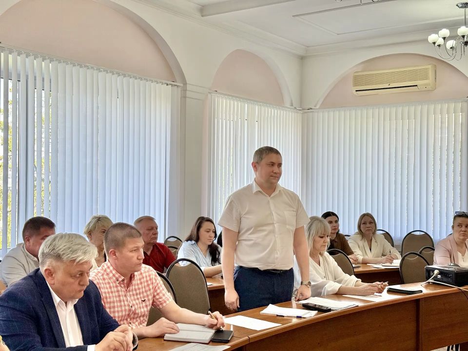 На еженедельной планерке сегодня обсудили ключевые темы, в том числе: На еженедельной планерке сегодня обсудили ключевые темы, в том числе: