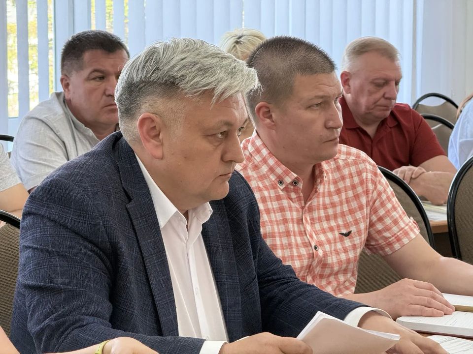 На еженедельной планерке сегодня обсудили ключевые темы, в том числе: На еженедельной планерке сегодня обсудили ключевые темы, в том числе:
