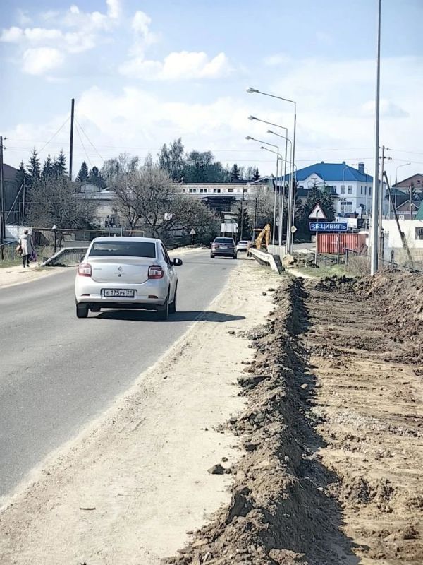 В Калинино продолжают строить тротуары и остановки В Калинино продолжают строить тротуары и остановки