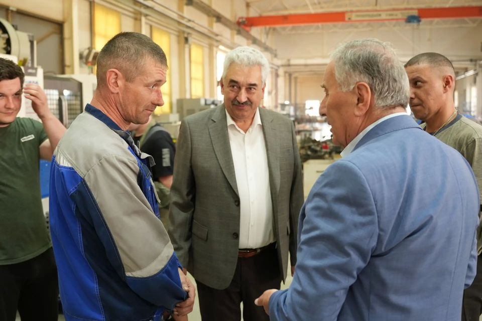 Леонид Черкесов: Посетил одно из ведущих предприятий Чувашии — АО «Комбинат автомобильных фургонов» Леонид Черкесов: Посетил одно из ведущих предприятий Чувашии — АО «Комбинат автомобильных фургонов»