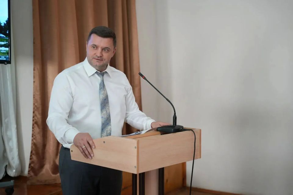 Леонид Черкесов: В Алатыре провёл встречу с родительским сообществом Гимназии № 6 им. академика А. Н. Крылова. На встрече также присутствовали глава Алатырского муниципального округа Нина Шпилевая, депутаты Государственного... Леонид Черкесов: В Алатыре провёл встречу с родительским сообществом Гимназии № 6 им. академика А. Н. Крылова. На встрече также присутствовали глава Алатырского муниципального округа Нина Шпилевая, депутаты Государственного...