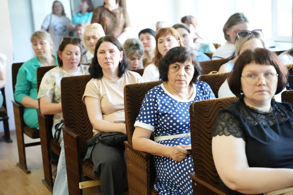 Леонид Черкесов: В Алатыре провёл встречу с родительским сообществом Гимназии № 6 им. академика А. Н. Крылова. На встрече также присутствовали глава Алатырского муниципального округа Нина Шпилевая, депутаты Государственного... Леонид Черкесов: В Алатыре провёл встречу с родительским сообществом Гимназии № 6 им. академика А. Н. Крылова. На встрече также присутствовали глава Алатырского муниципального округа Нина Шпилевая, депутаты Государственного...
