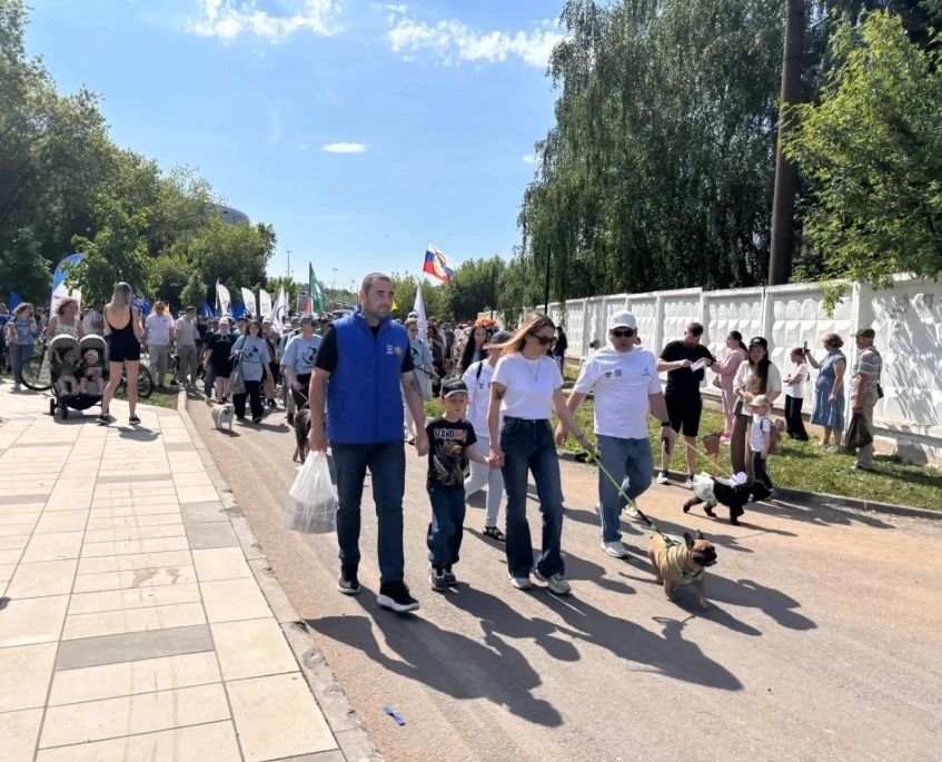 Хвостики вверх: в Чебоксарах прошёл четвёртый «Парад собак» Хвостики вверх: в Чебоксарах прошёл четвёртый «Парад собак»