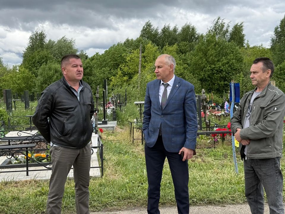 Проверил готовность городских кладбищ к Дню Святой Троицы