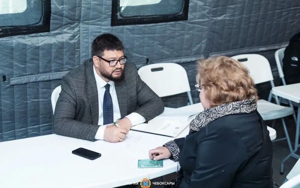 Вчера глава города Станислав Трофимов провел прием граждан для пострадавших от атак БПЛА Вчера глава города Станислав Трофимов провел прием граждан для пострадавших от атак БПЛА