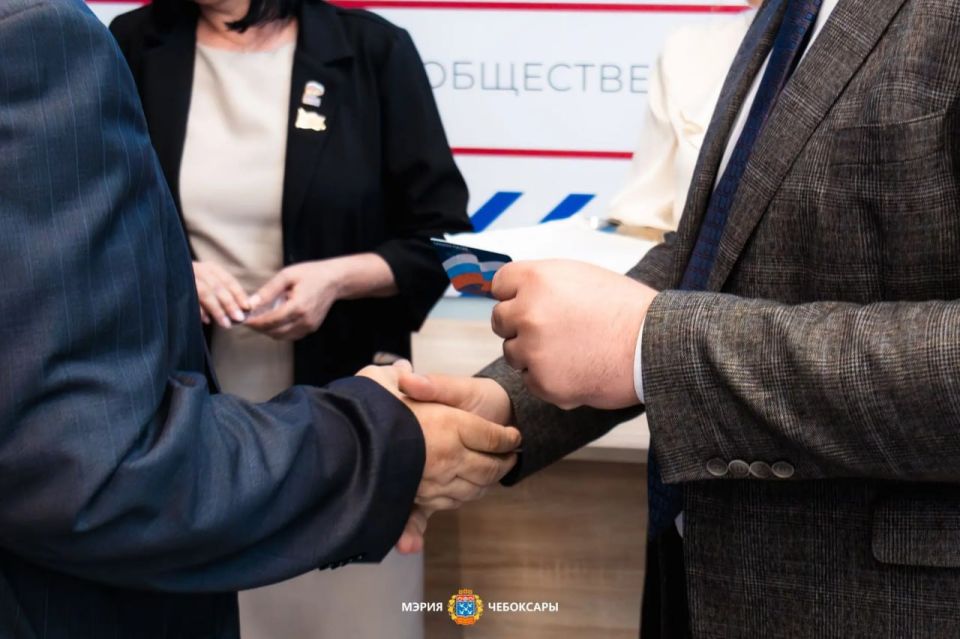 В "Единую Россию" вступили 25 жителей Чебоксар В "Единую Россию" вступили 25 жителей Чебоксар