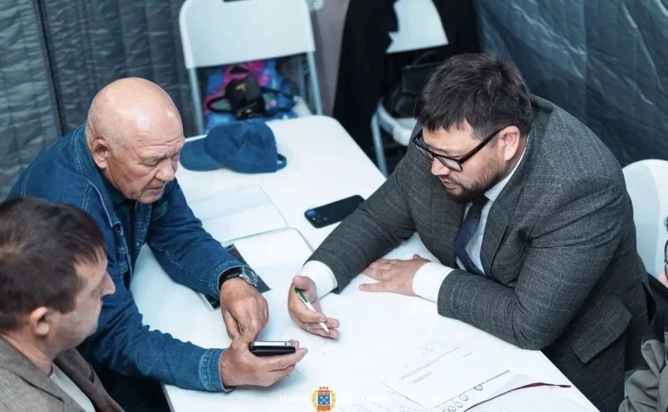 Вчера глава города Станислав Трофимов провел прием граждан для пострадавших от атак БПЛА Вчера глава города Станислав Трофимов провел прием граждан для пострадавших от атак БПЛА