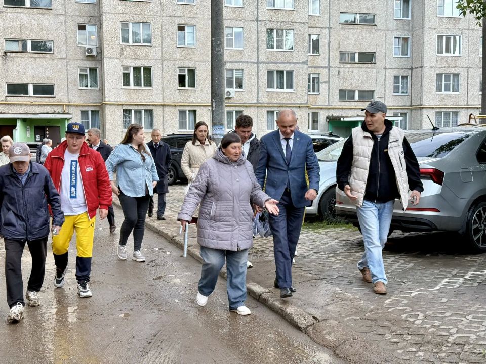Встретился с жителями домов №№ 16, 18, 22 и 24 по улице Первомайской Встретился с жителями домов №№ 16, 18, 22 и 24 по улице Первомайской