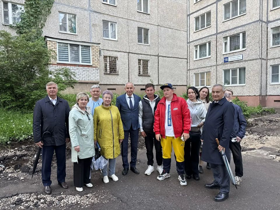 Встретился с жителями домов №№ 16, 18, 22 и 24 по улице Первомайской Встретился с жителями домов №№ 16, 18, 22 и 24 по улице Первомайской