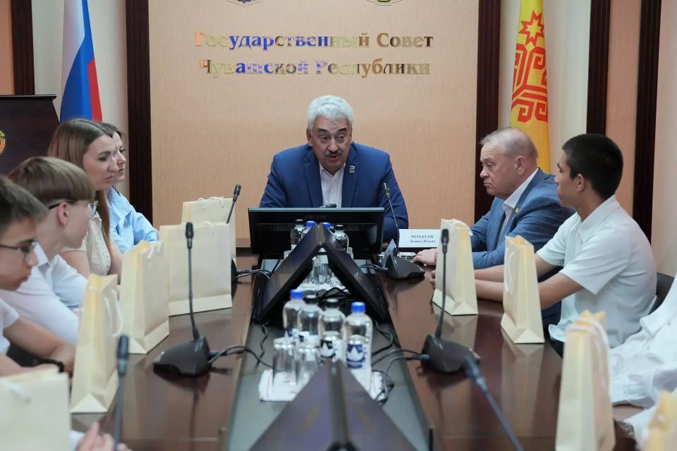 Леонид Черкесов: С радостью встретил в стенах Государственного Совета Чувашской Республики юных земляков — талантливых учеников школы №3 города Шумерля, приехавших к нам на экскурсию Леонид Черкесов: С радостью встретил в стенах Государственного Совета Чувашской Республики юных земляков — талантливых учеников школы №3 города Шумерля, приехавших к нам на экскурсию
