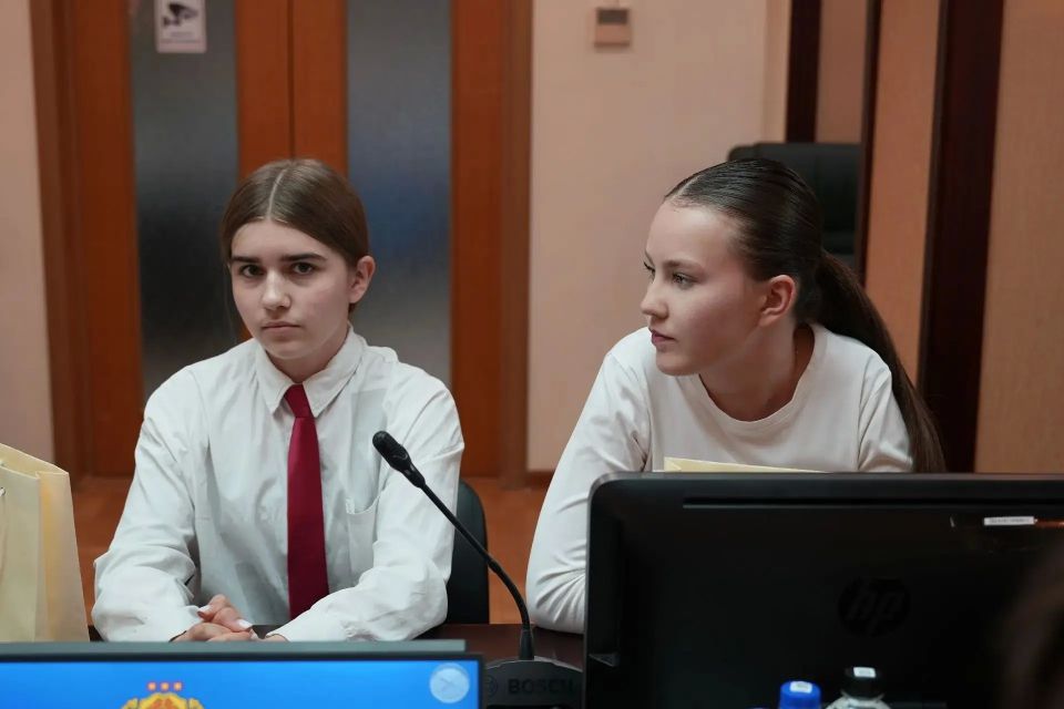 Леонид Черкесов: С радостью встретил в стенах Государственного Совета Чувашской Республики юных земляков — талантливых учеников школы №3 города Шумерля, приехавших к нам на экскурсию Леонид Черкесов: С радостью встретил в стенах Государственного Совета Чувашской Республики юных земляков — талантливых учеников школы №3 города Шумерля, приехавших к нам на экскурсию