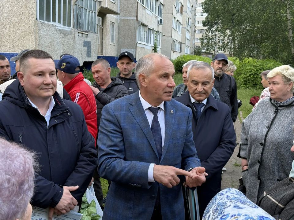 Встретился с жителями домов №№ 16, 18, 22 и 24 по улице Первомайской Встретился с жителями домов №№ 16, 18, 22 и 24 по улице Первомайской