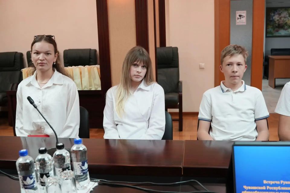 Леонид Черкесов: С радостью встретил в стенах Государственного Совета Чувашской Республики юных земляков — талантливых учеников школы №3 города Шумерля, приехавших к нам на экскурсию Леонид Черкесов: С радостью встретил в стенах Государственного Совета Чувашской Республики юных земляков — талантливых учеников школы №3 города Шумерля, приехавших к нам на экскурсию