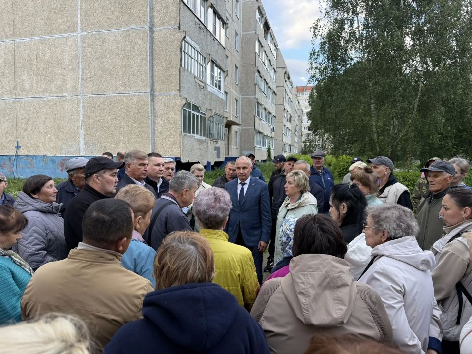 Встретился с жителями домов №№ 16, 18, 22 и 24 по улице Первомайской Встретился с жителями домов №№ 16, 18, 22 и 24 по улице Первомайской
