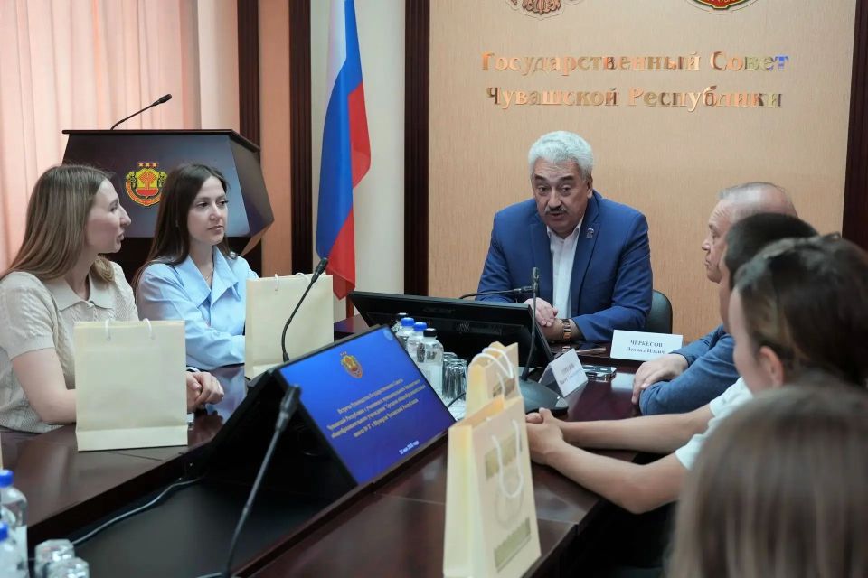 Леонид Черкесов: С радостью встретил в стенах Государственного Совета Чувашской Республики юных земляков — талантливых учеников школы №3 города Шумерля, приехавших к нам на экскурсию Леонид Черкесов: С радостью встретил в стенах Государственного Совета Чувашской Республики юных земляков — талантливых учеников школы №3 города Шумерля, приехавших к нам на экскурсию